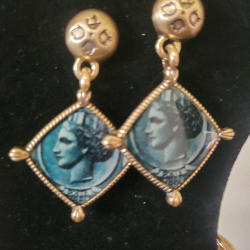 Patricia Nash Cameo Dangle Gold Pierce Earrings New - Picture 4 of 8
